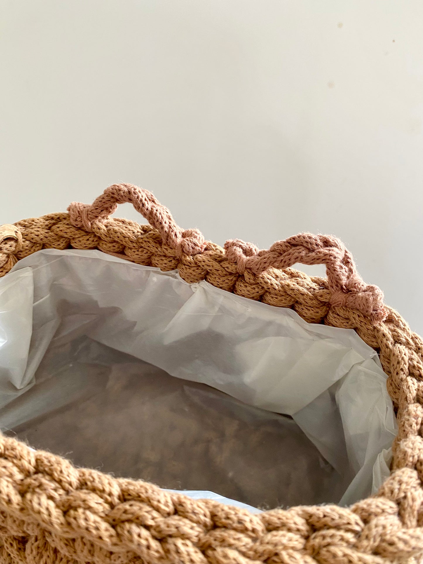 Rectangle lined wall basket