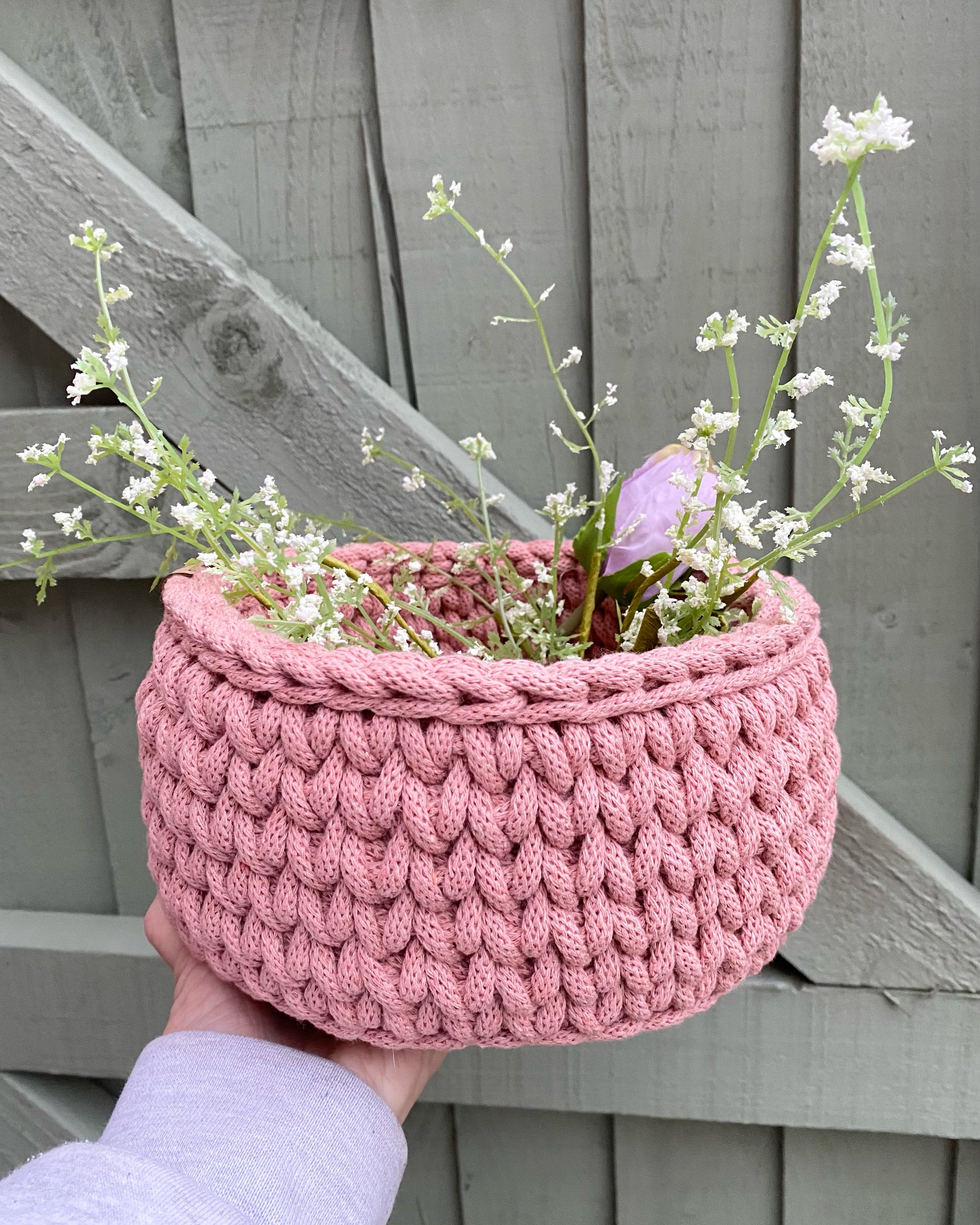 Midi basket crochet basket. Flower basket bathroom basket storage solution storage basket eco-friendly recycled cotton country, living country homes luxury item Mother’s Day Mother’s Day gifts gifting Sustainability pink basket crochet basket crochet luxury crochet contemporary crochet CEO designer basket company ￼
