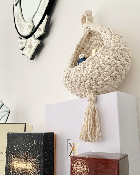 Small pod basket with tassel
